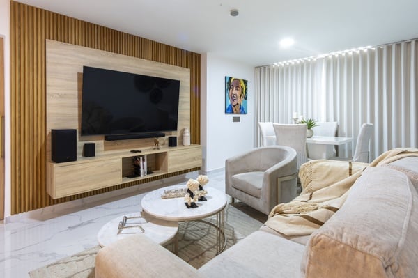 uma mulher sentada ao lado de uma mesa de jantar