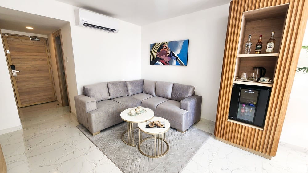 uma sala de estar com um sofá e duas mesas