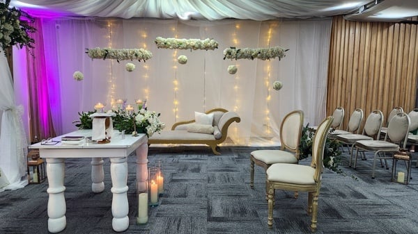 una habitación decorada para una boda con una mesa y sillas