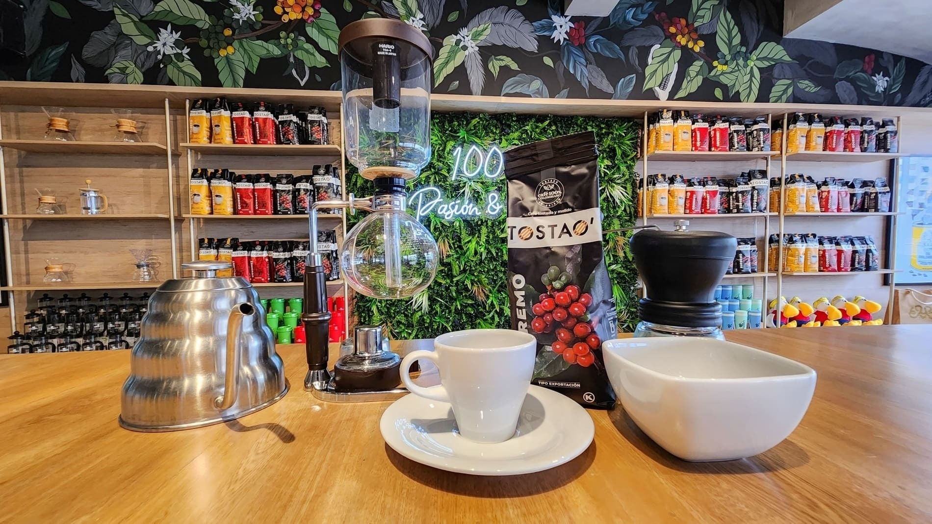 una mesa de madera con una taza de café y una bolsa de tostao