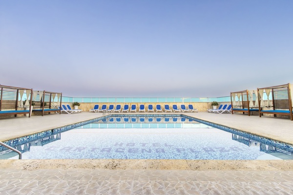 vista aérea de uma piscina com o hotel cartagena ao fundo