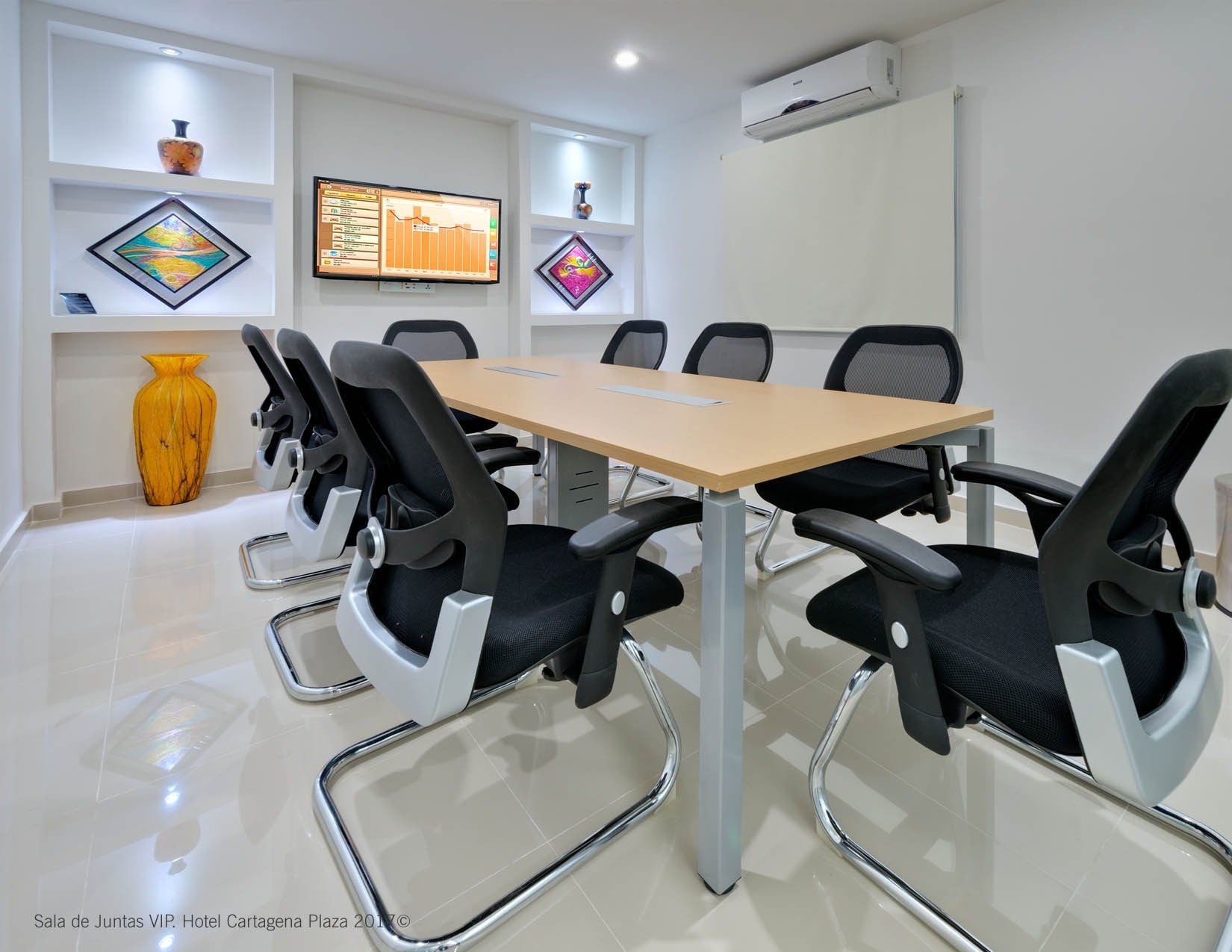 una sala de juntas en el hotel cartagena plaza