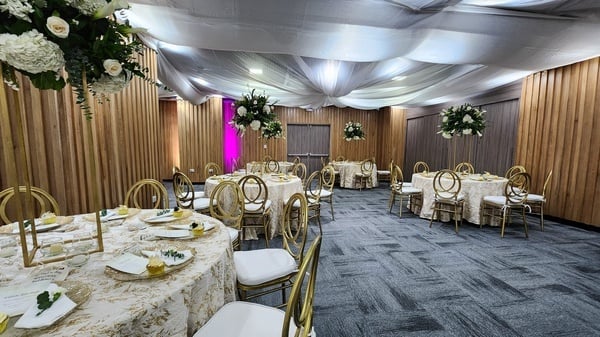 una habitación decorada para una boda con mesas y sillas