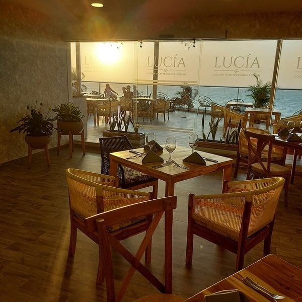 mesas y sillas en un restaurante llamado lucia