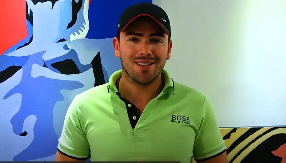 um homem vestindo uma camisa verde e um boné preto com o logotipo boss