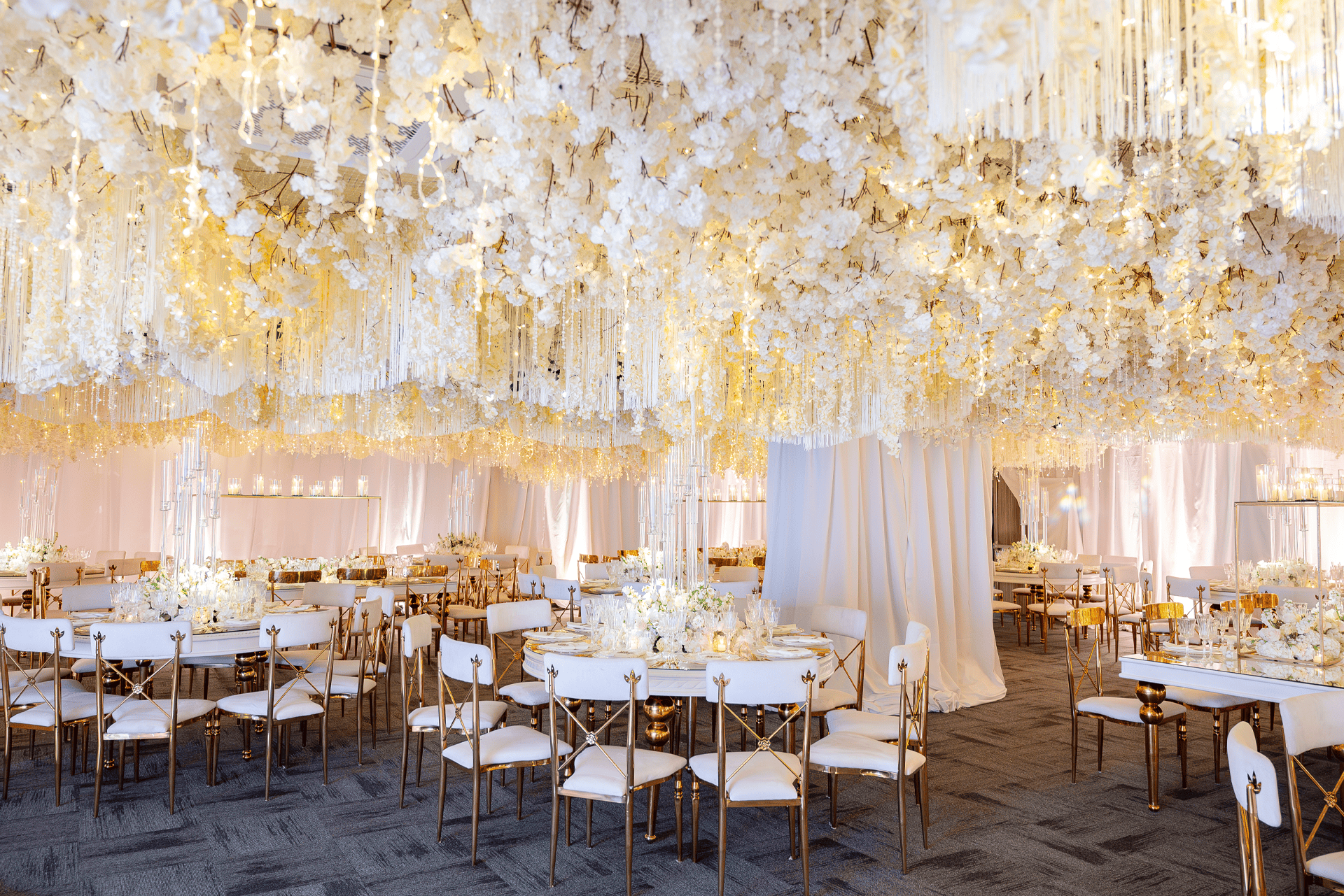 uma sala decorada para um casamento com flores e velas