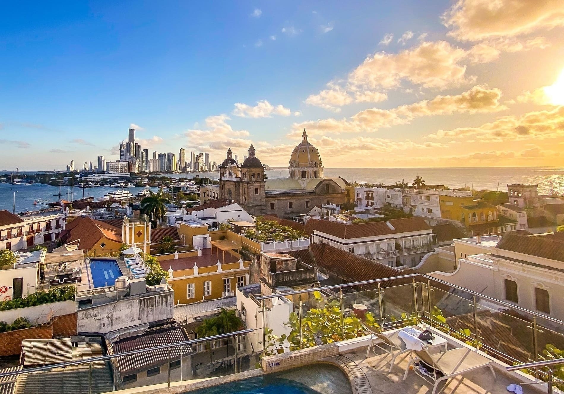 una vista aérea de una ciudad con una piscina en primer plano