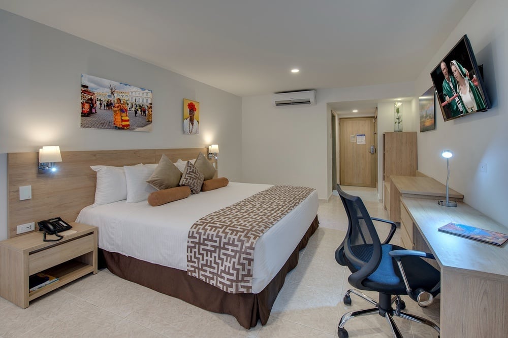 um quarto de hotel com uma cama king size