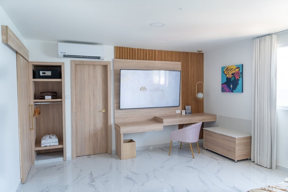 um quarto de hotel com uma mesa e uma tv