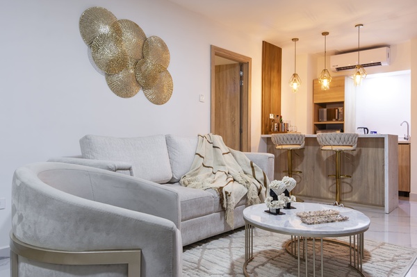 uma sala de jantar com mesa de vidro e cadeiras