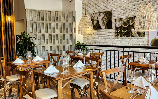 un restaurante lleno de mesas y sillas de madera