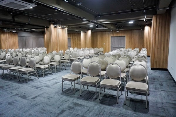 una sala de conferencias llena de sillas y paredes de madera