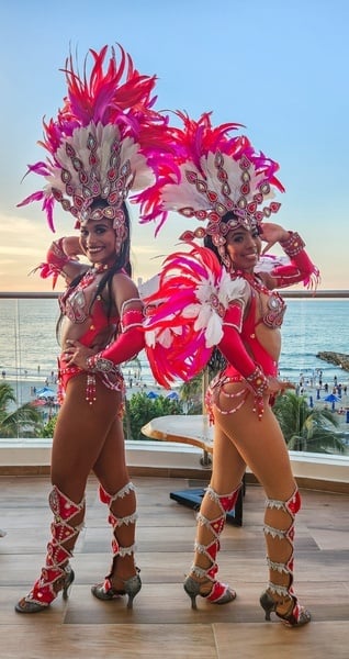 dos mujeres con disfraces de carnaval se paran una al lado de la otra