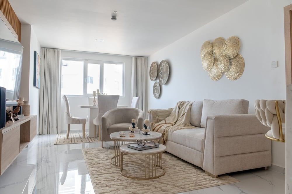 uma sala de estar com um sofá e duas mesas