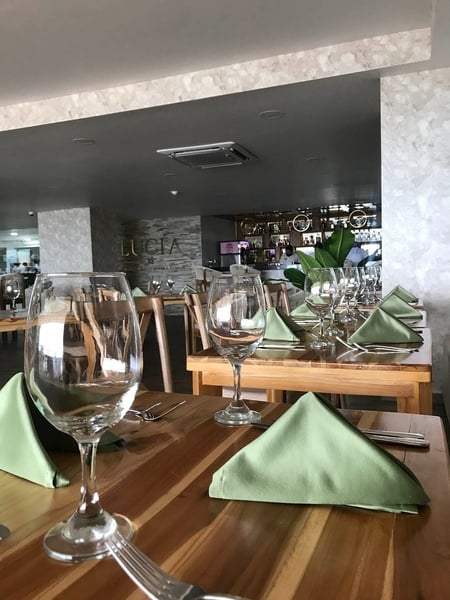 un restaurante llamado lucia está lleno de mesas y sillas