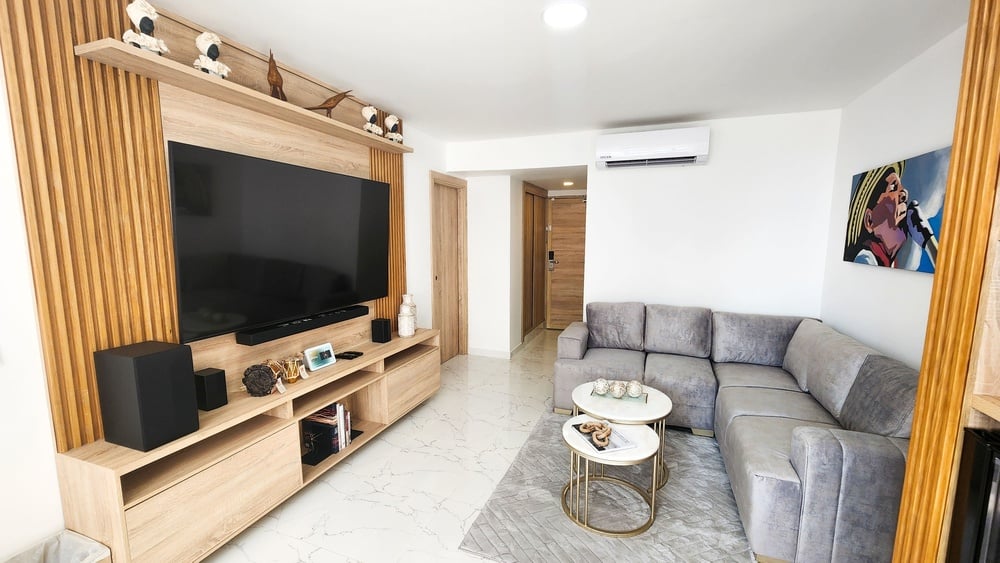 uma sala de estar com um sofá e uma televisão