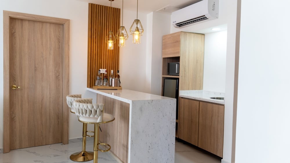 uma cozinha com uma mesa de mármore e duas cadeiras