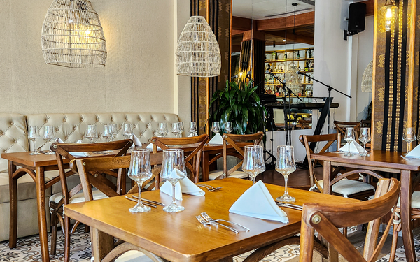 un restaurante con mesas y sillas y copas de vino