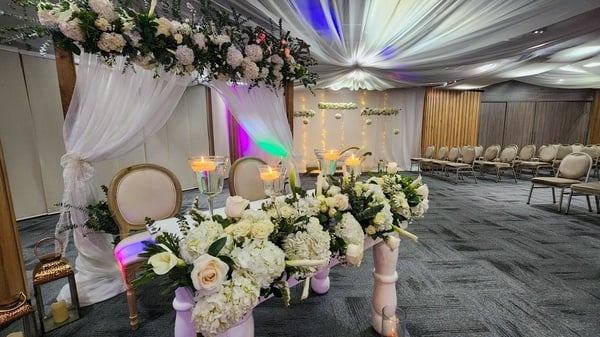 una habitación decorada con flores y velas para una boda