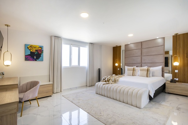 um homem está deitado em uma cadeira enquanto uma mulher está sentada em uma cama