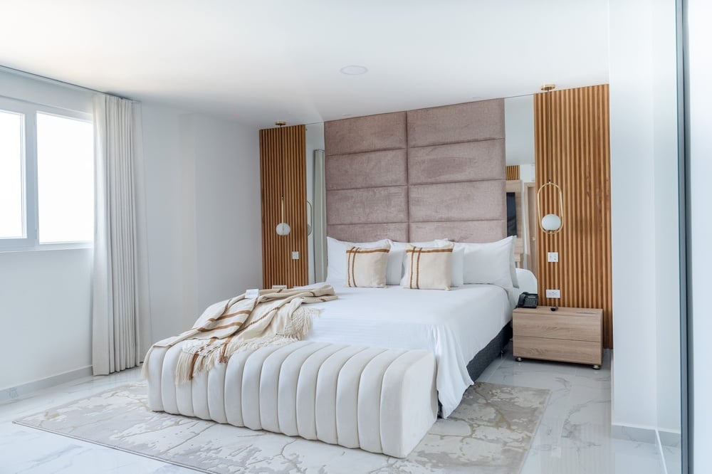 um quarto com uma cama e duas mesas de cabeceira