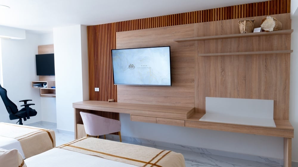 um quarto de hotel com duas camas e uma mesa