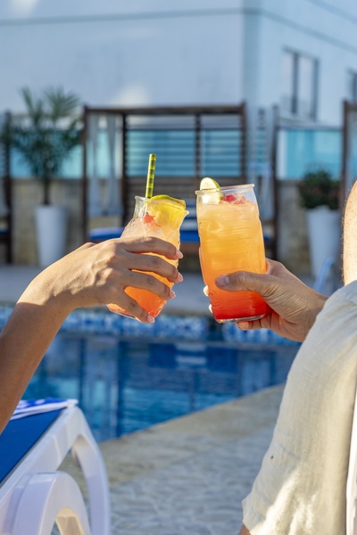 vista aérea de uma piscina com o hotel cartagena ao fundo