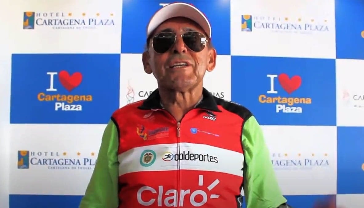 um homem com óculos escuros e uma jaqueta vermelha e verde claro