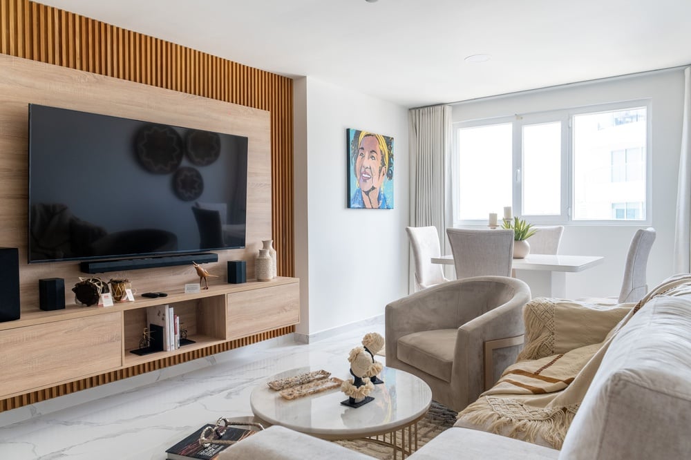 uma sala de estar com um sofá e uma mesa