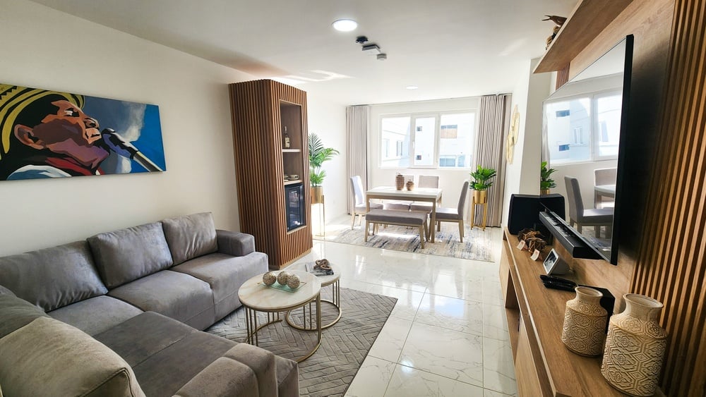 uma sala de estar com um sofá e uma mesa de jantar