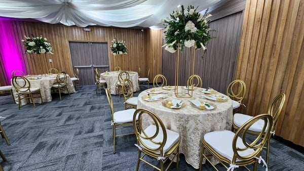 una habitación decorada para una boda con mesas y sillas