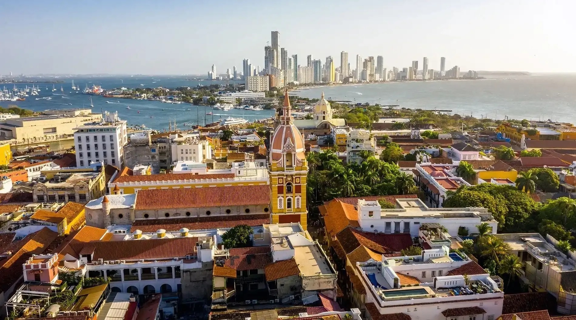 una vista aérea de la ciudad de cartagena con el horizonte de la ciudad en el fondo