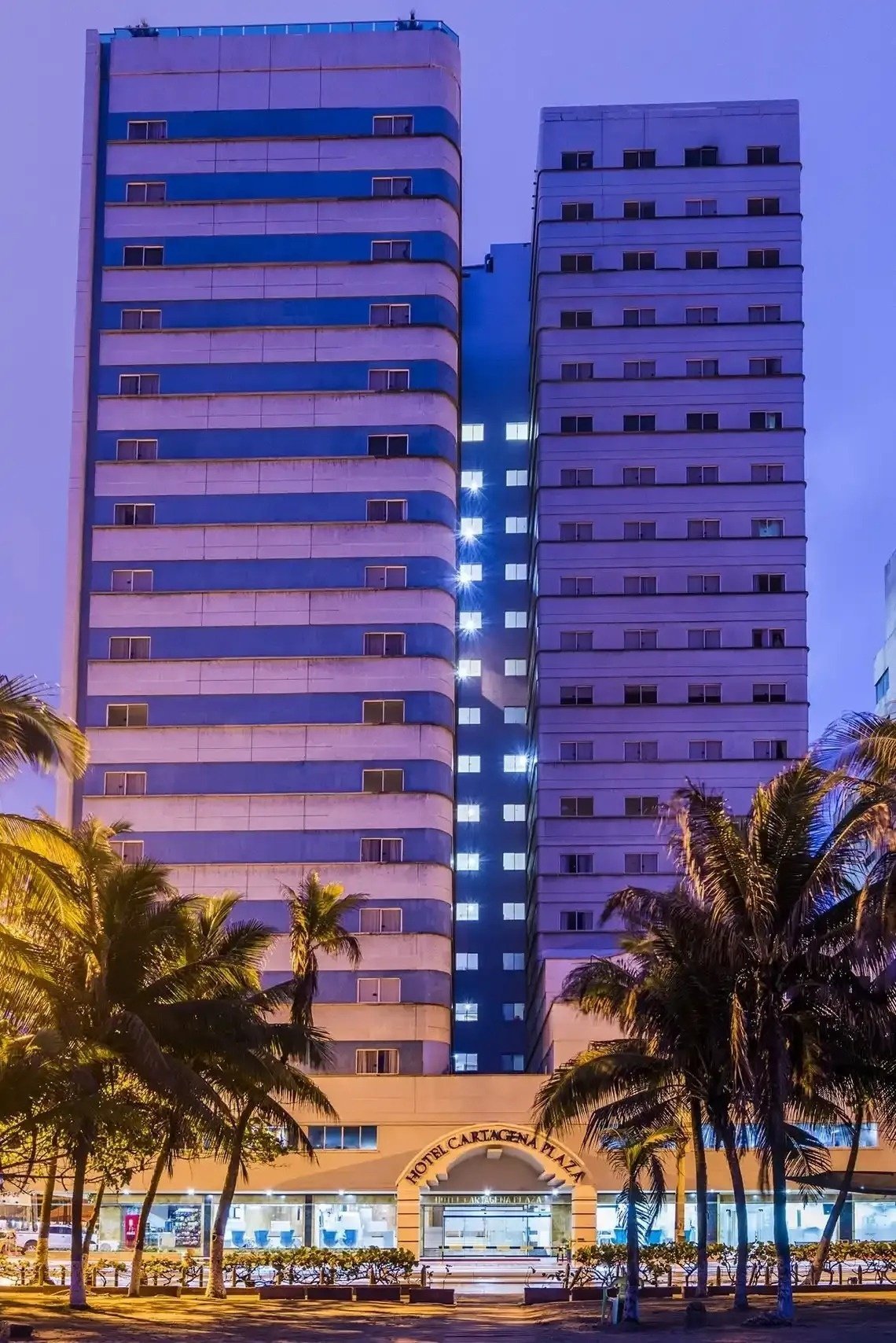 un gran edificio blanco y azul con la palabra hotel en la parte superior