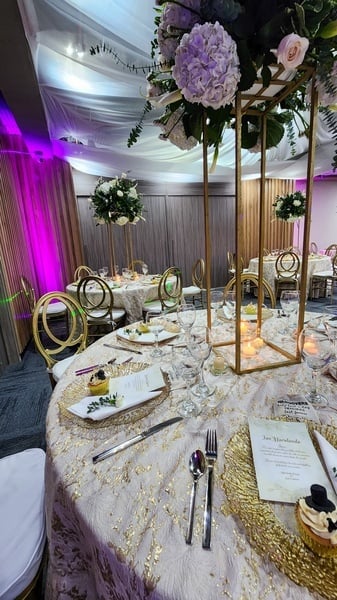 una mesa está decorada para una boda y tiene un menú en la mesa