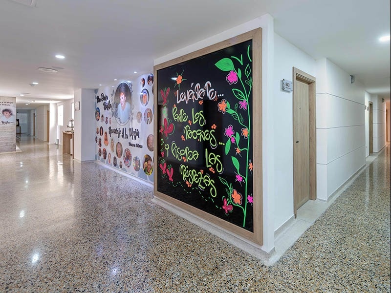 Corridor of the EM Cartagena Plaza hotel with decorated walls