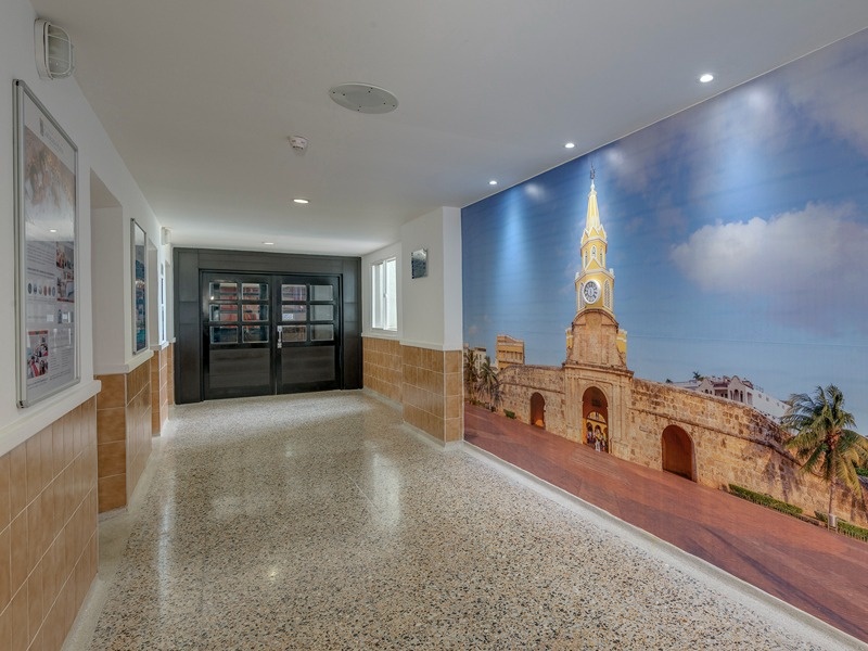 Pasillo del hotel con una foto de Cartagena como mural