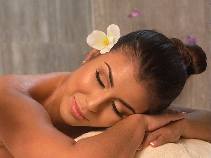 Girl enjoying a massage session at EM Cartagena Plaza hotel