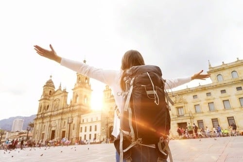 Turista conhecendo a cidade