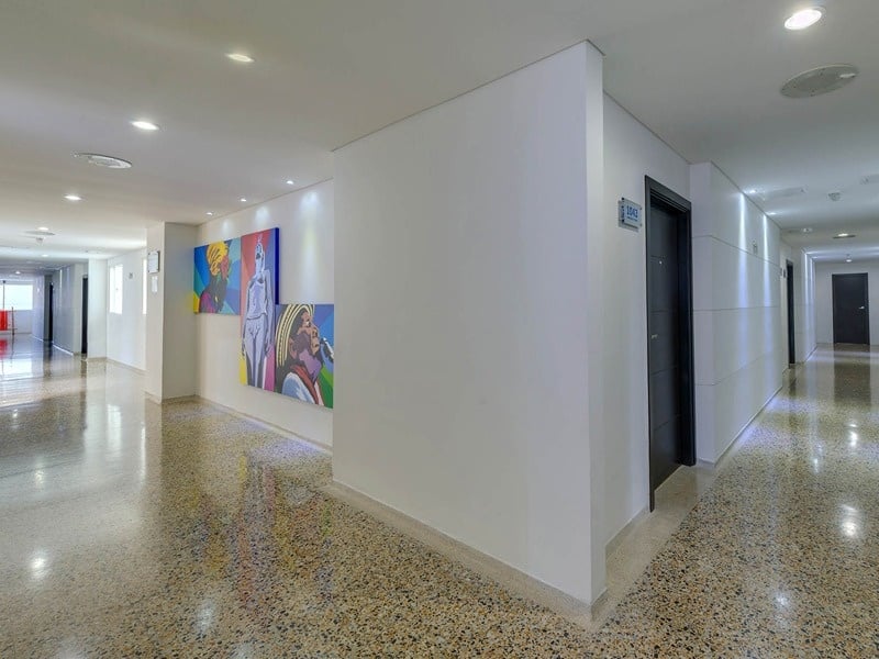 Corridor of the EM Cartagena Plaza hotel with a painting on the wall