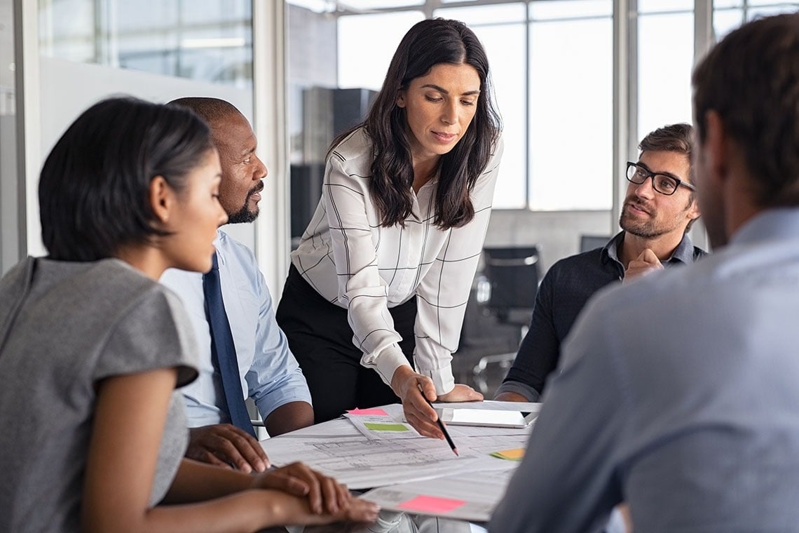 Líder de equipe falando com seus colegas de trabalho