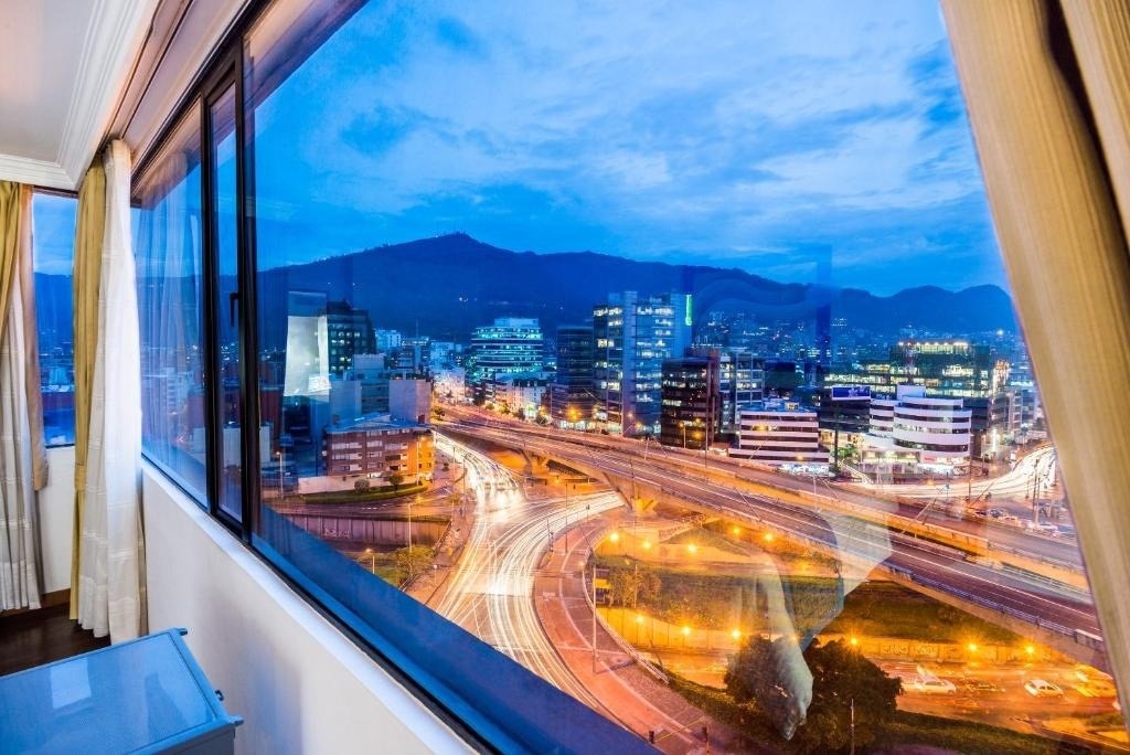 Vista noturna de Bogotá de um quarto