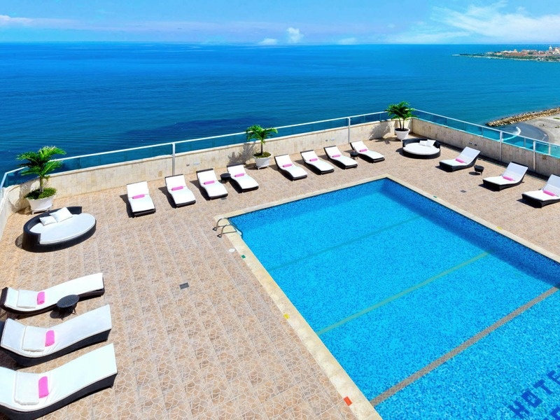 Vista panorámica de la piscina del hotel y de fondo el mar junto al hotel EM Cartagena Plaza