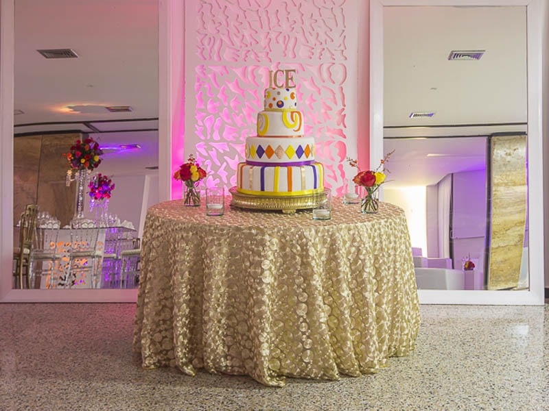 Una celebración con tarta en las salas del hotel EM Cartagena