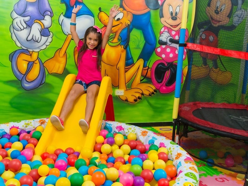 Niños disfrutando del parque infantil del hotel