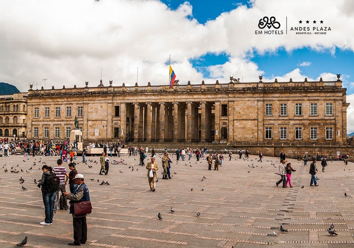 Monumento próximo ao hotel EM Andes Plaza