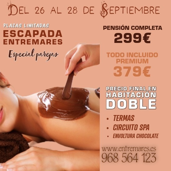 una mujer recibe un masaje de chocolate en una habitación doble