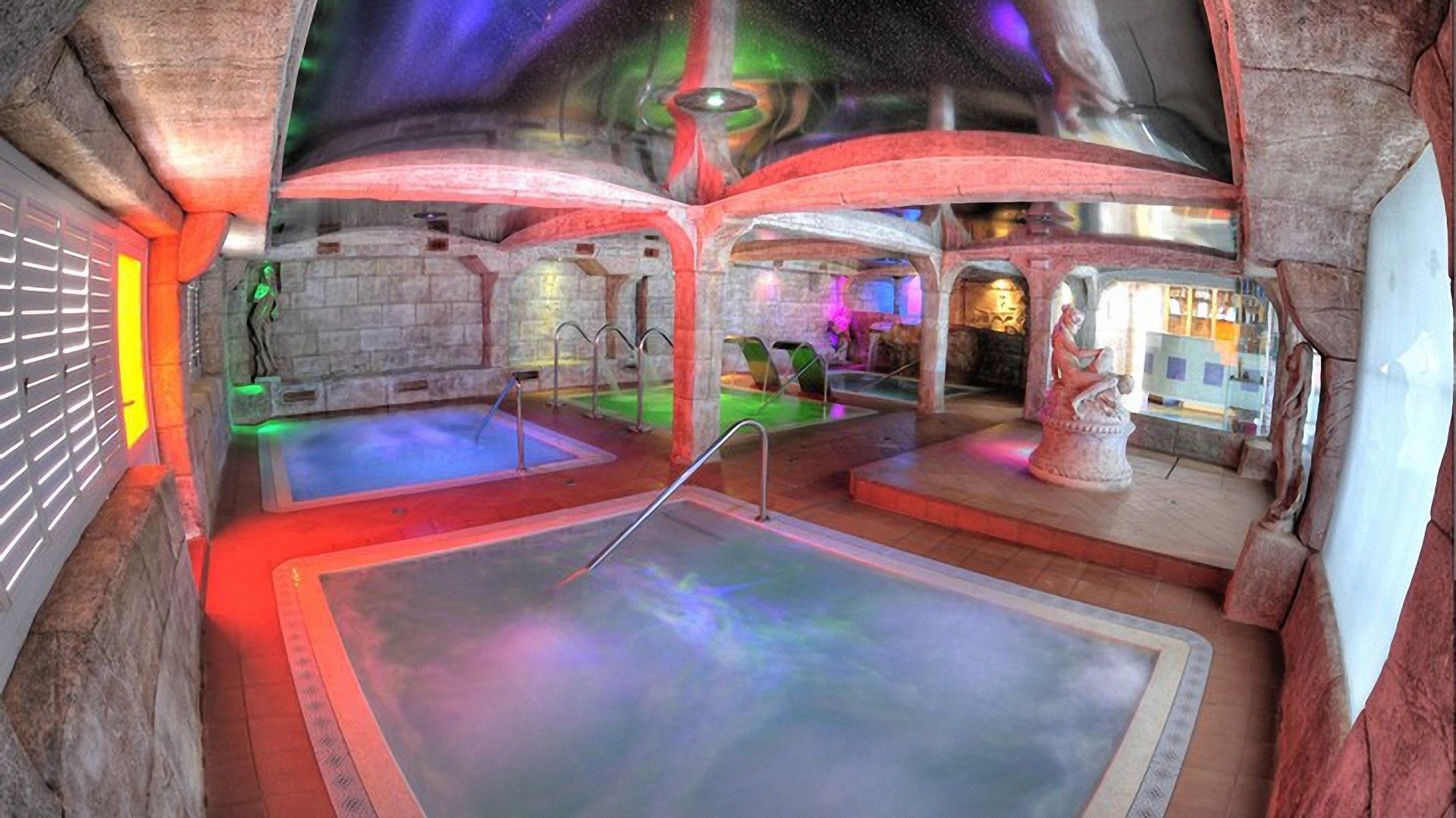 una habitación con muchas piscinas y luces de colores