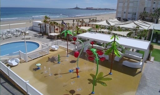una piscina y un parque acuático en la playa