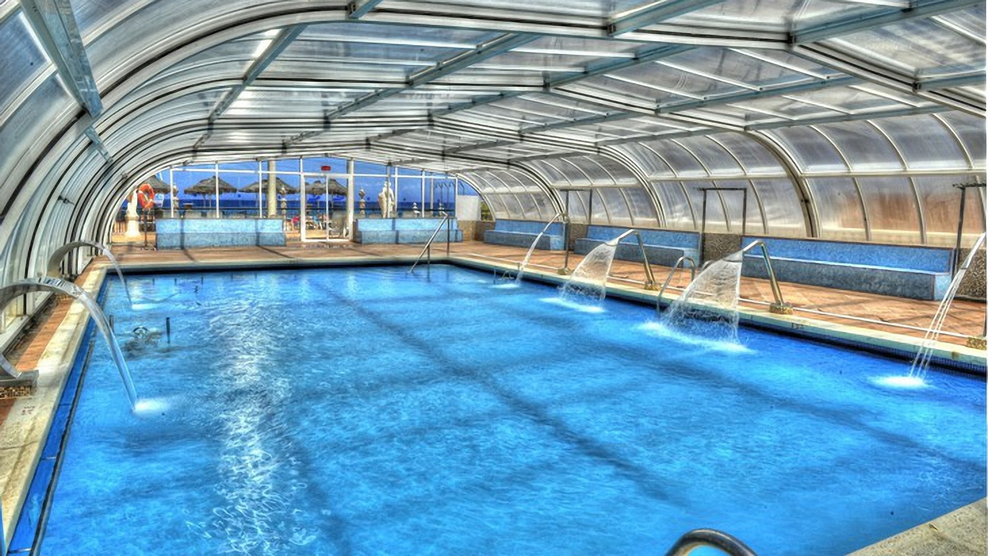 una piscina cubierta con un techo de plástico transparente