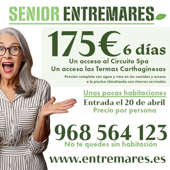 una anciana con gafas y una camisa a rayas está de pie junto a un cartel que dice 